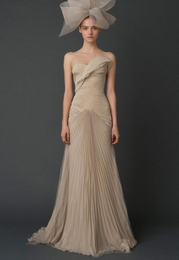 所以她给自己的门店定位很高,只做高档的礼服,时装,婚纱等.