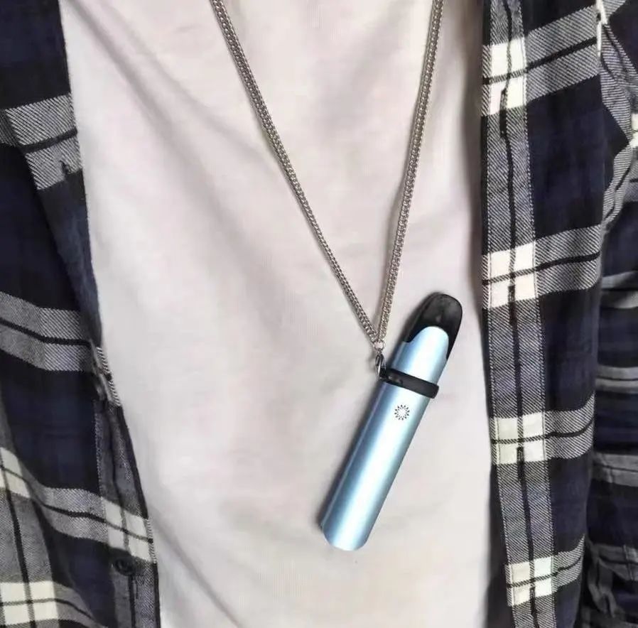 22岁的宜兴小伙小李,平时喜欢把电子烟挂在脖子上,时不时抽上两口.