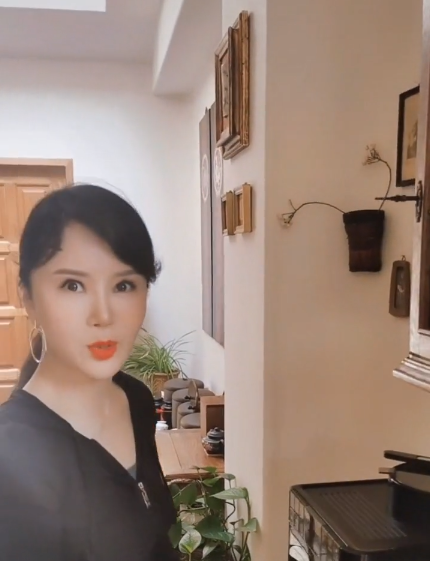 53岁歌手任静近照变样,眼睛硕大显年轻不似从前,网友直言认不出_腾讯