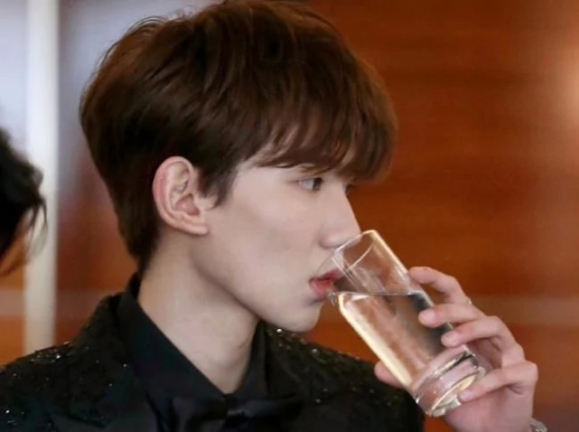 王源演出现场频繁喝水用的水杯刷新网友三观确定他有20岁