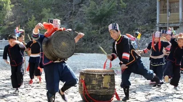 在东兰县三弄瑶族乡,有一个历史悠久的舞蹈叫做猴鼓舞.