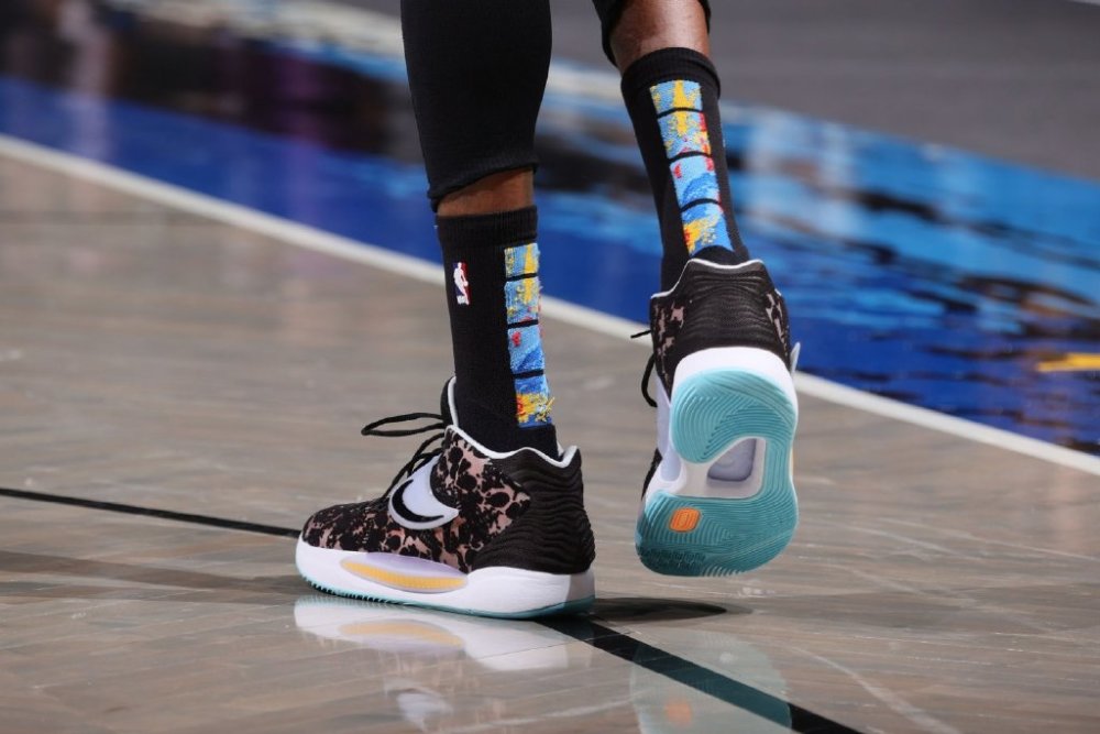 杜兰特上脚第14代战靴,颜值垮到不行,耐克不想玩了?_腾讯新闻