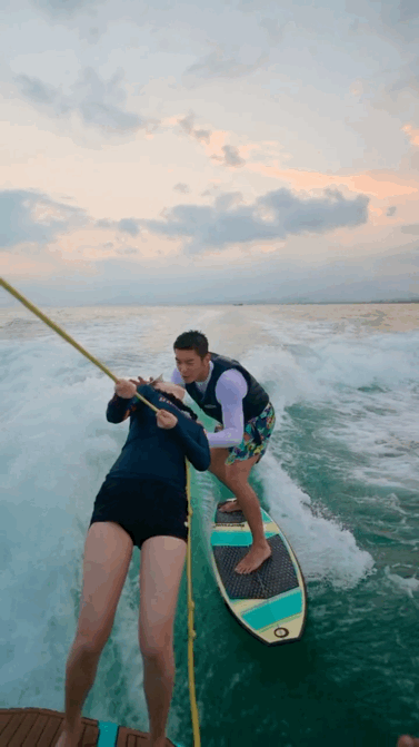 杜江一家好甜蜜7岁嗯哼会冲浪霍思燕与杜江上演冲浪吻