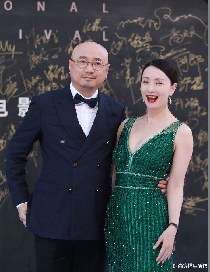 陶虹终于翻车穿礼服显胯大腰粗毫无美感比旁边老公还壮实