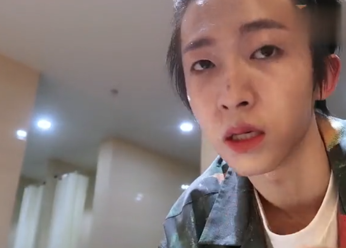 刘宇当众卸妆,脸上油彩黑成一团,却故意绕开鼻子,生怕突然被摁扁