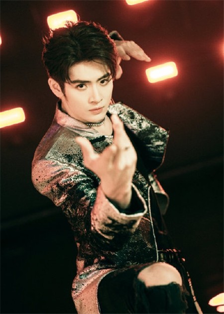 力丸童年照被扒长头发大眼睛这么娇俏可人不当女孩真可惜