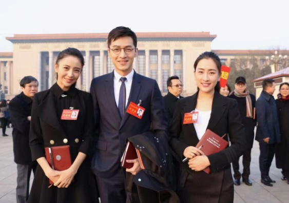 人民大会堂里明星相,杨幂超迷人,看到周星驰的样子好想哭