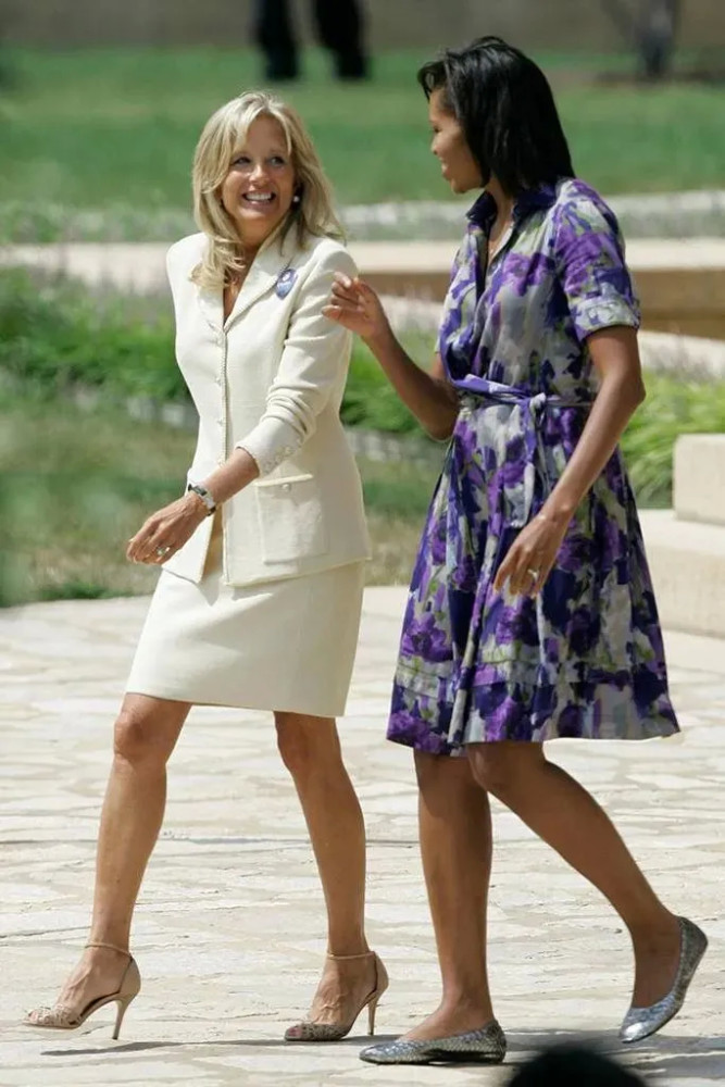 也因为吉尔的端庄形象,其实偏简洁职业的风格很适合她,不管是衬衫搭配