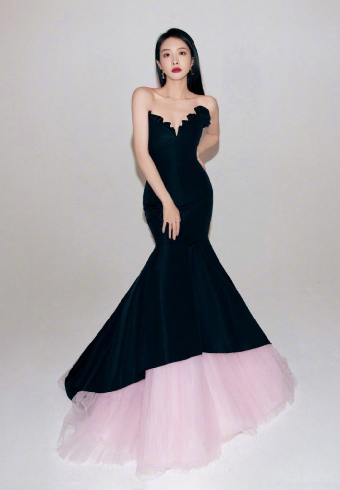 宋茜身穿暮夜樱花裙亮相红毯