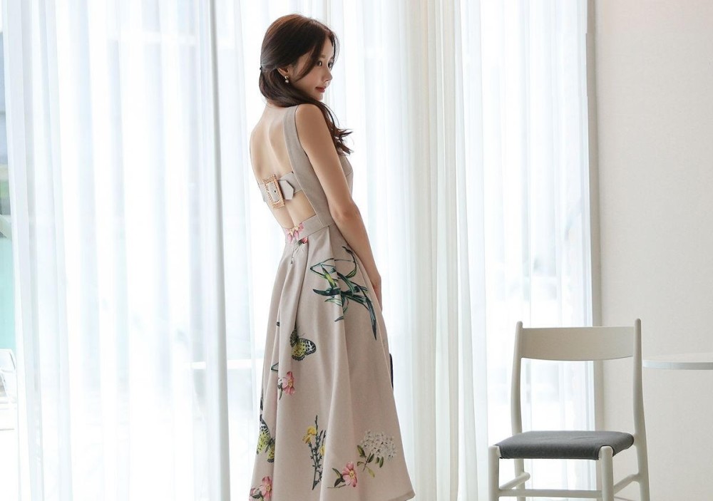 小姐姐穿着小清新的吊带裙装,优雅别致的美丽透露着女人味!