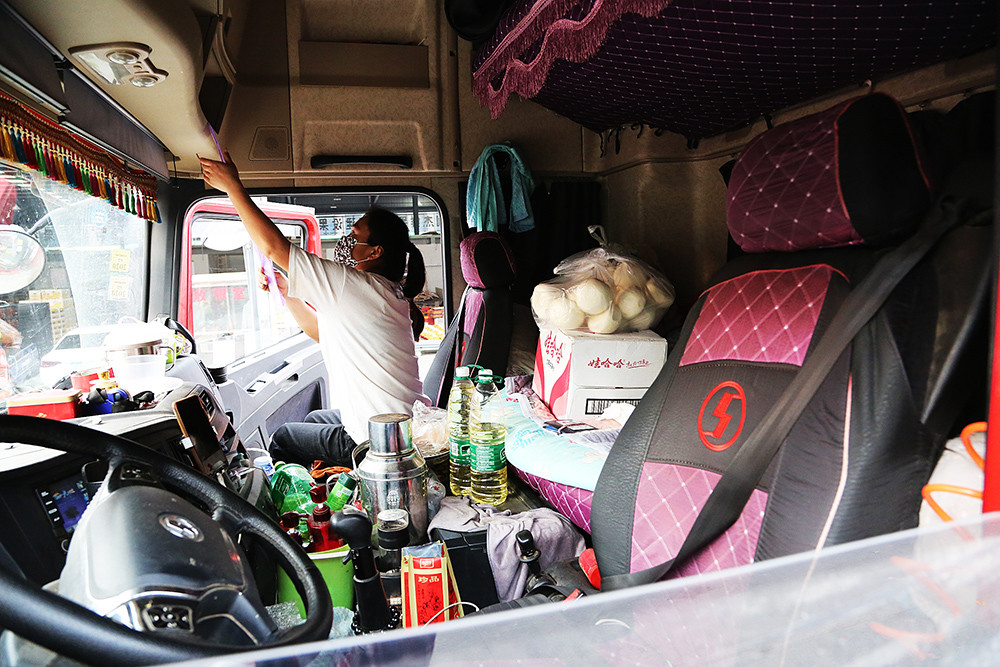 走进货车司机的真实生活以车为家星夜兼程