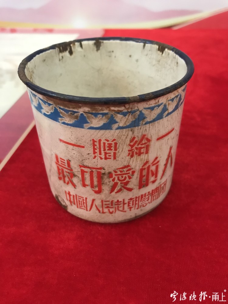抗美援朝时的搪瓷杯1950年铸造的国徽这位新宁波人收藏的老物件背后都
