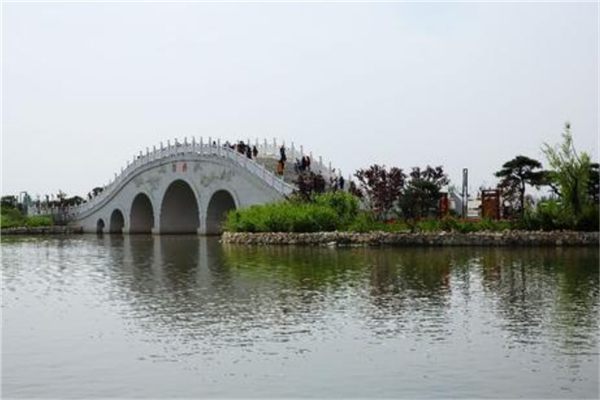 昆明池遺址公園的人工湖泊還算可以,景色還算優美,雖然說這裡的歷史