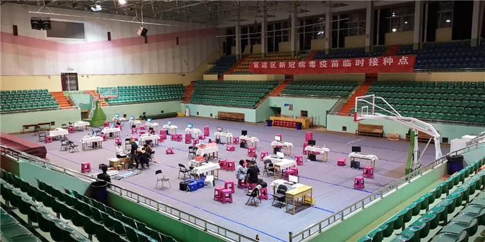 1000平方米临时疫苗接种点投入使用新建的官渡区体育馆新冠疫苗临时