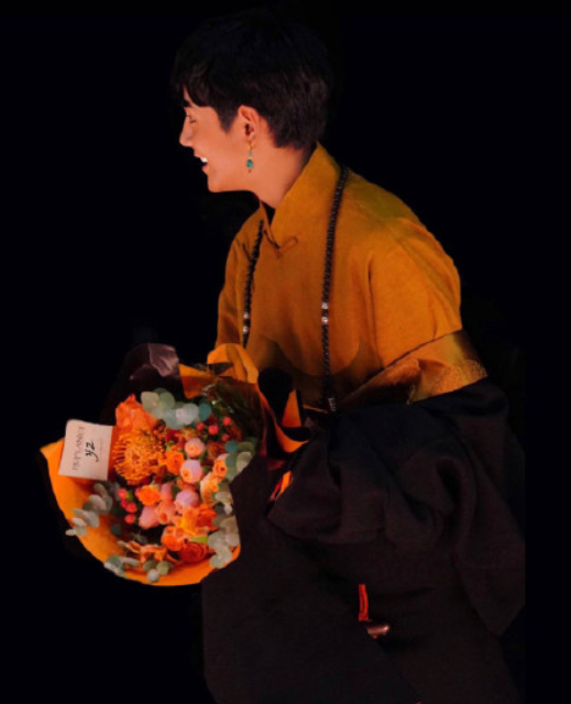 丁真首次亮相上海时装周换上全套妆发造型看秀为设计师献花