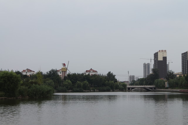 冠县清泉河更是景色迷人,春风微吹,清泉河两岸花红柳绿,花树高低相称