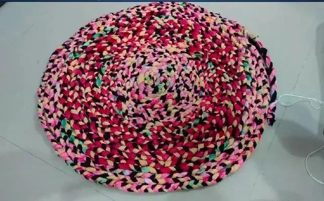 不穿的旧衣服别扔,聪明的人用它做地垫,既漂亮又实用!