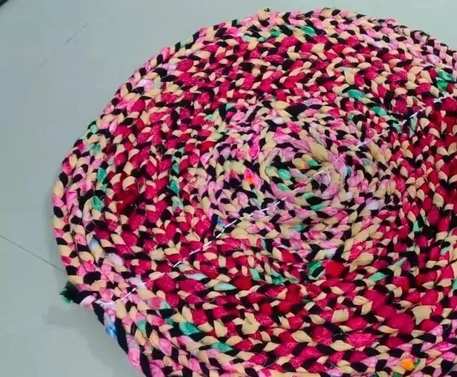 这样一个旧衣服改造的圆形地垫就做好了,是不是很简单呢?