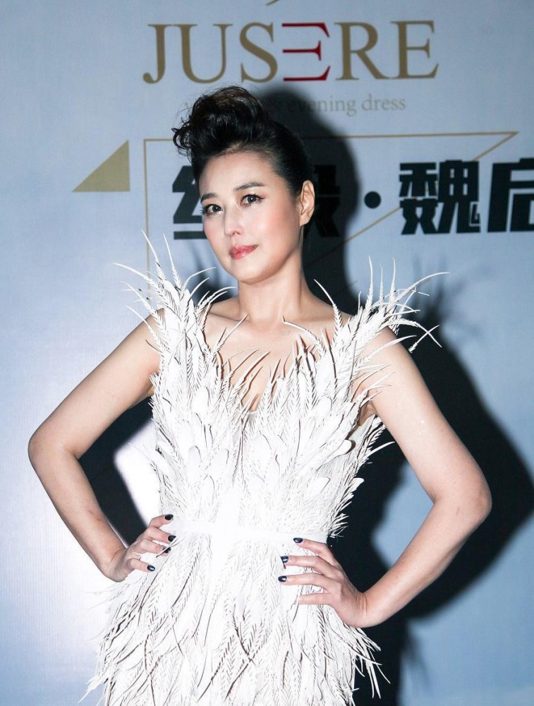 周海媚气质太高贵了虽然穿得破破烂烂但照样给人满满的高级感