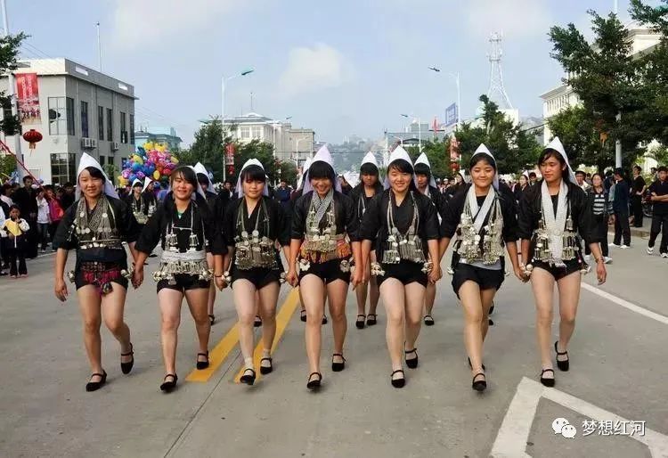 寻根红河县▏中草药染出来的哈尼族服饰很漂亮一起去了解