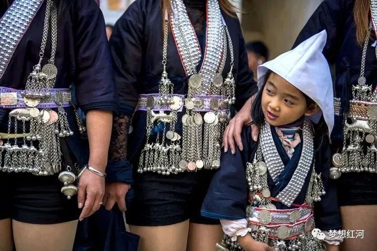 寻根红河县▏中草药染出来的哈尼族服饰很漂亮一起去了解