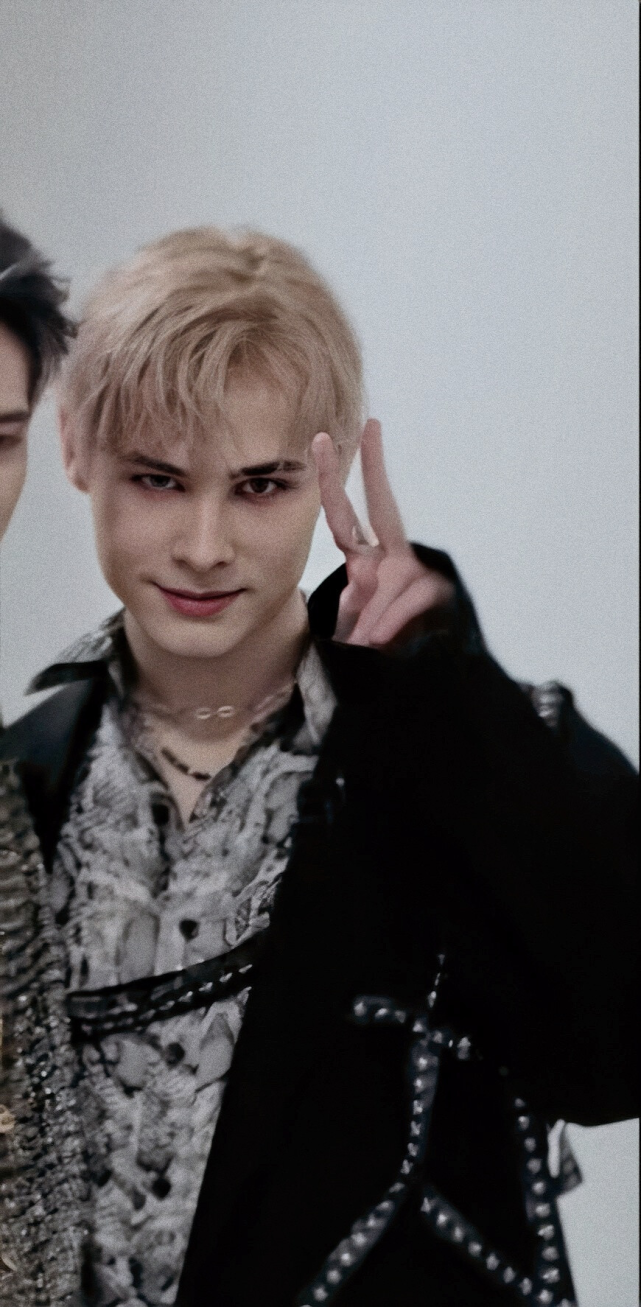 现在粉丝们支持利路修也不单纯是因为想让他继续上班