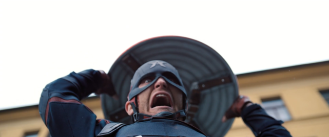 死在盾牌下的碎旗者成员,小时候就是美国队长的粉丝