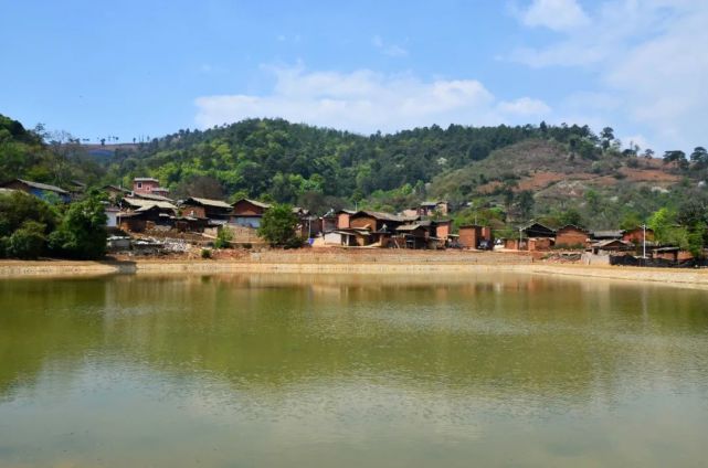 云南大山里的村庄,村民过着悠闲生活,有些老人一辈子没出过山