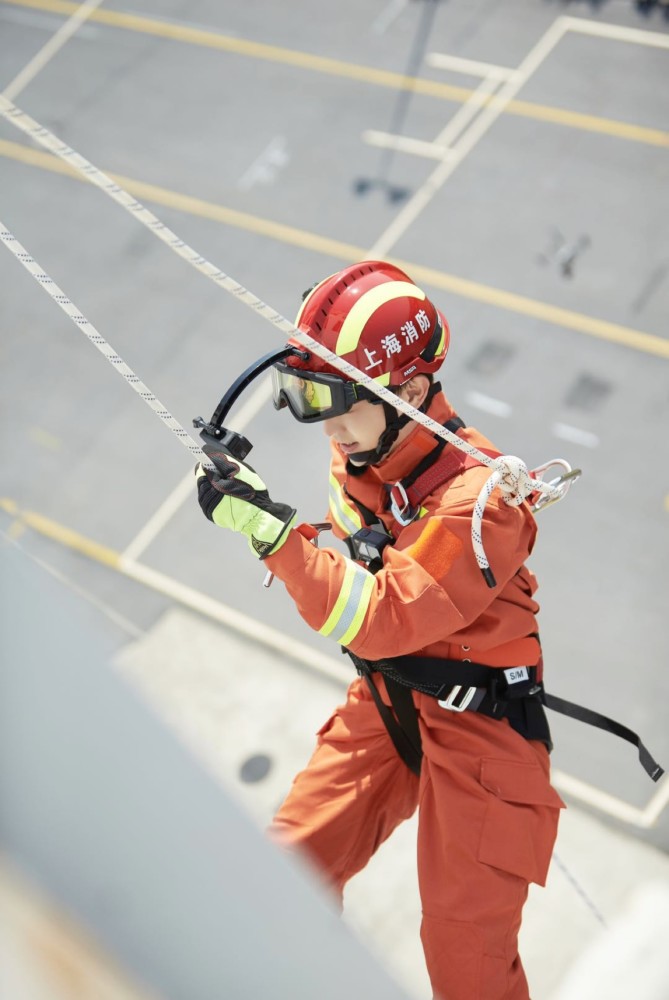 图中,邓伦身穿橙色消防服,佩戴头盔防护措施到位,比起普通消防官兵,他