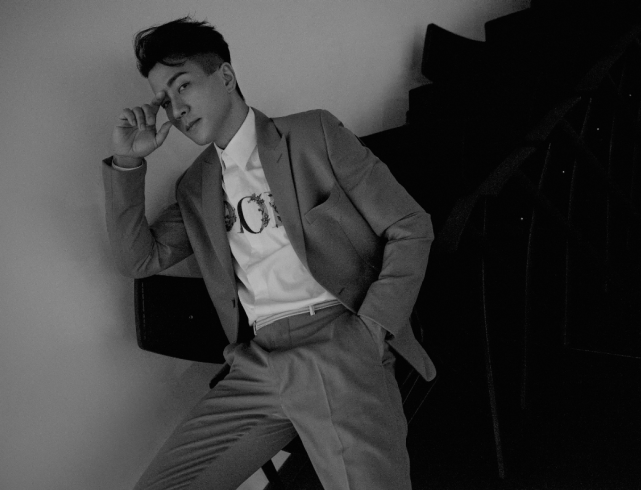 他干净利落的短发削弱了年龄感,完全看不出来刘恺威已经46岁了,在这个