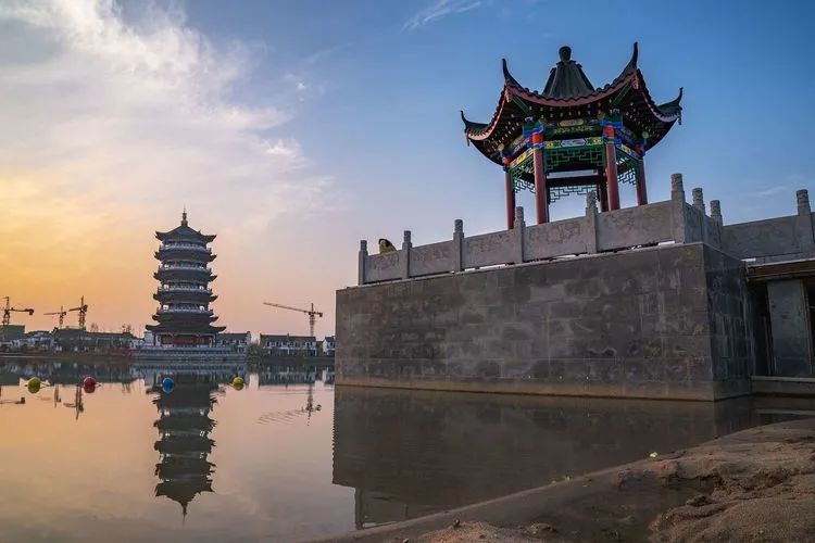 "定远古城"位于滁州市定远县城东新区滨水景观带,毗邻体育中心,文化