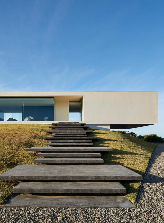 极简风格的方盒子住宅直接放置在山顶之上向室外景观开放