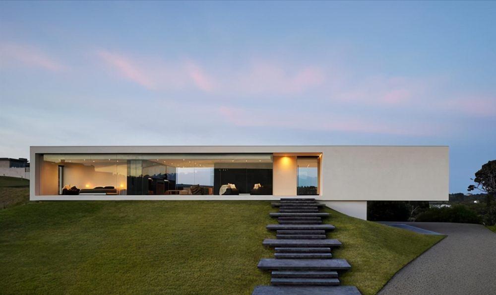 极简风格的方盒子住宅直接放置在山顶之上向室外景观开放