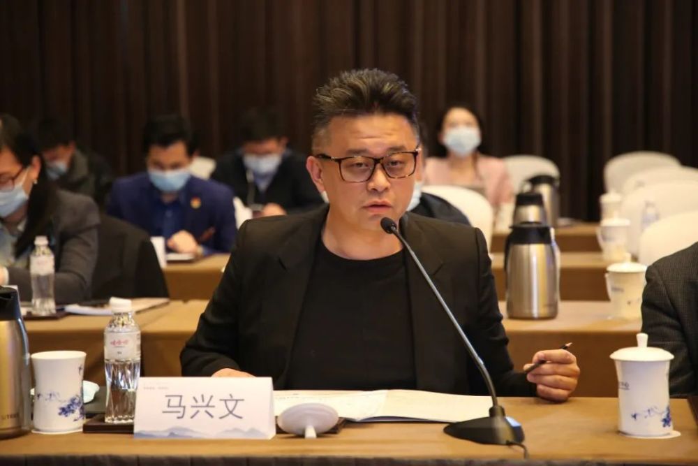 马兴文  国际著名跨界艺术家,香港十大杰出青年座谈中,贺海东不时与