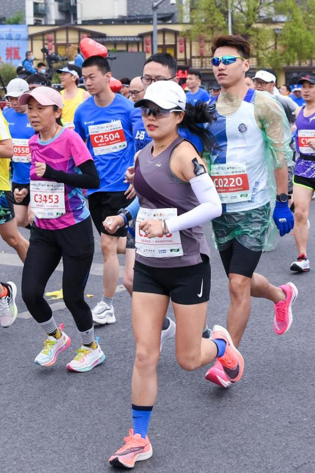 2021徐州马拉松赛鸣枪开赛