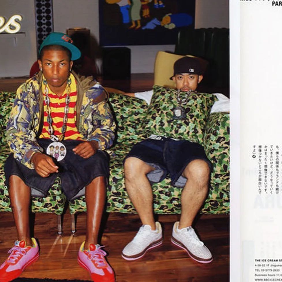 包括許多年前 nigo,pharrell 等人的雜誌照片和 bape 等品牌早期的