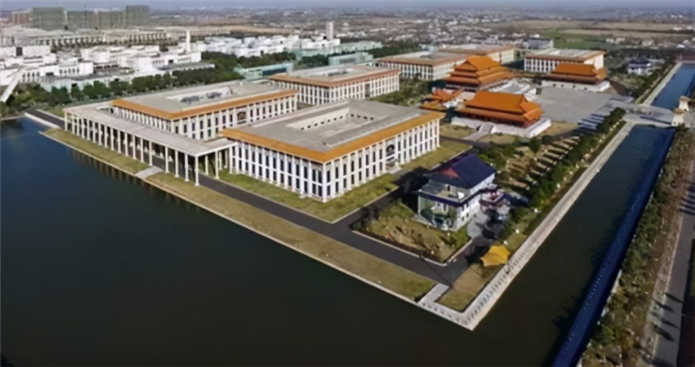 杨子江药业从无到有,发展至今,徐镜人成为了这一产业的代名词,在他的