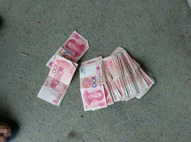 傻小伙下班回家路上每天都能捡到钱得知真相后小伙感动的大哭