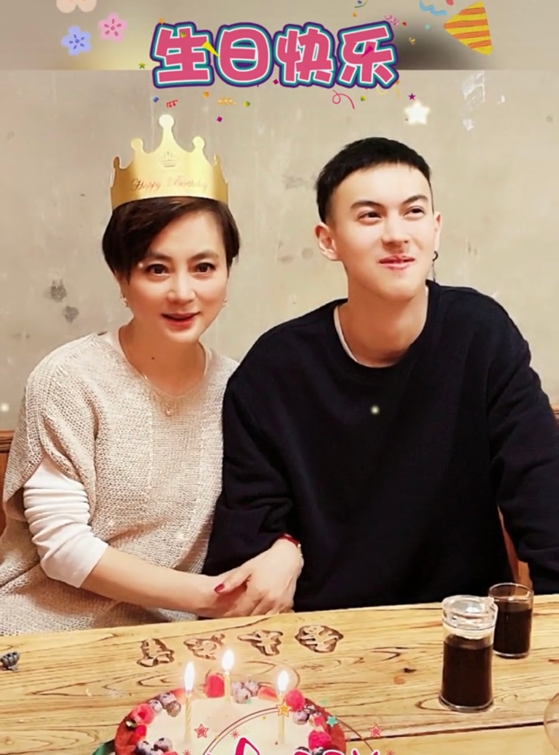 "玉兔精"李玲玉庆58岁生日,皮肤细腻似少女,混血儿子颜值超高