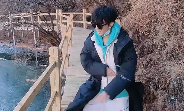 王俊凯光膀子泡温泉腹肌和胳膊肌肉太抢镜完全不像21岁的身材