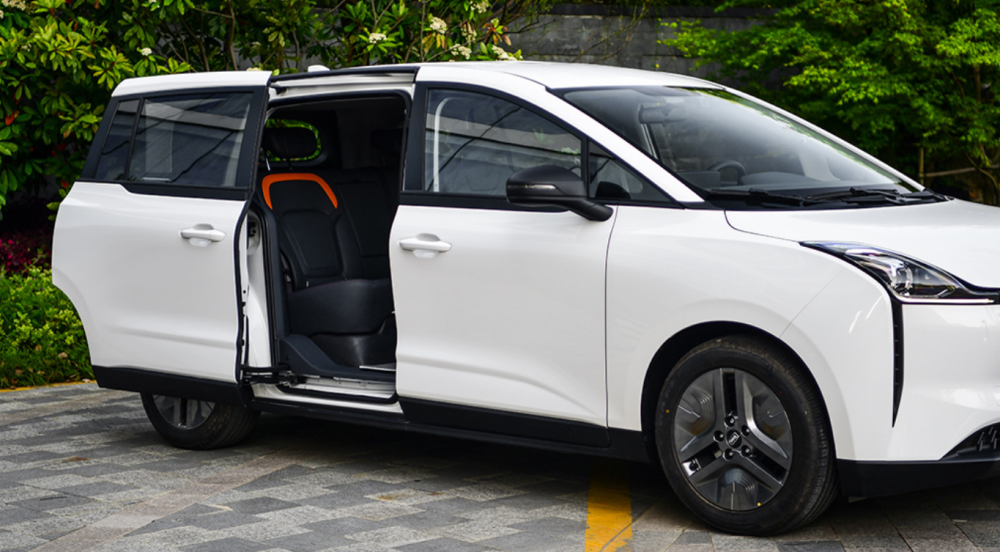 奔腾新产品单边侧滑门外观四不像网约车司机有资格买