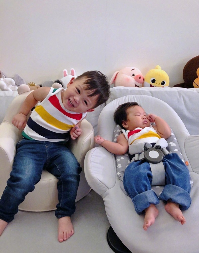 胡杏儿晒3个儿子出生3天时的对比照三胎正脸首曝光脸颊饱满最圆润
