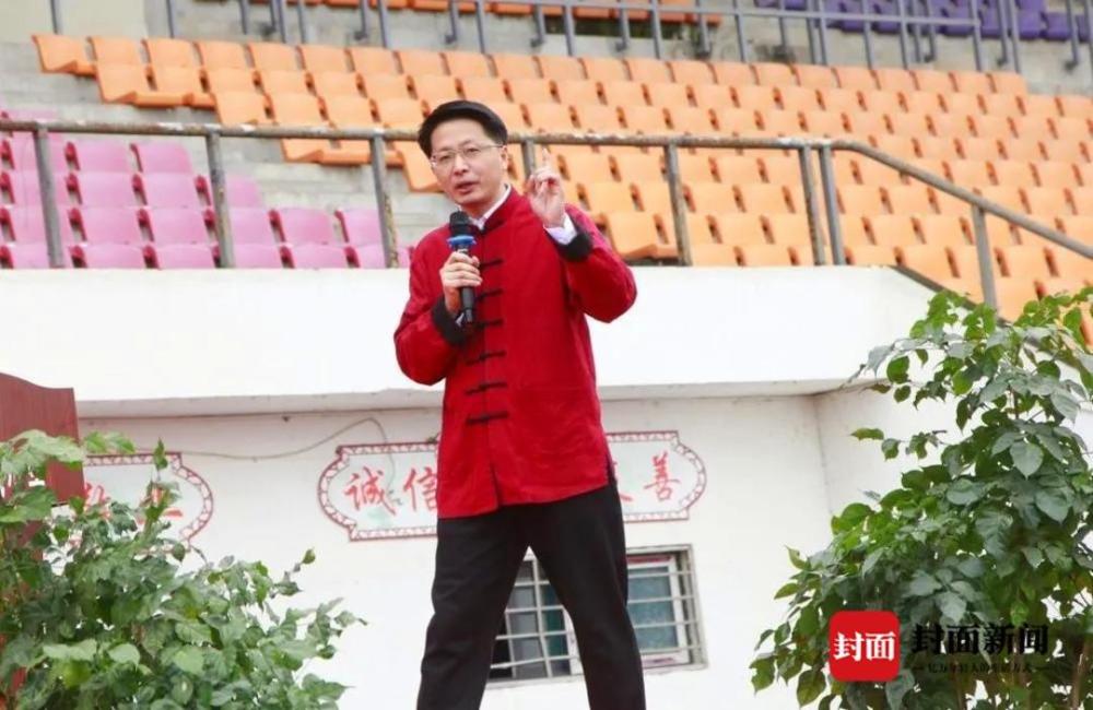 跳霹雳舞的四川犍为教育局长还会古典rap从事教育20年曾培养出7名清华