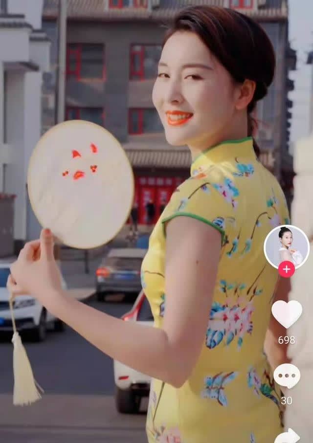 嘎子哥小8岁娇妻曝近照,穿紧身旗袍秀身材,露长腿身高比肩老公|郭珊珊