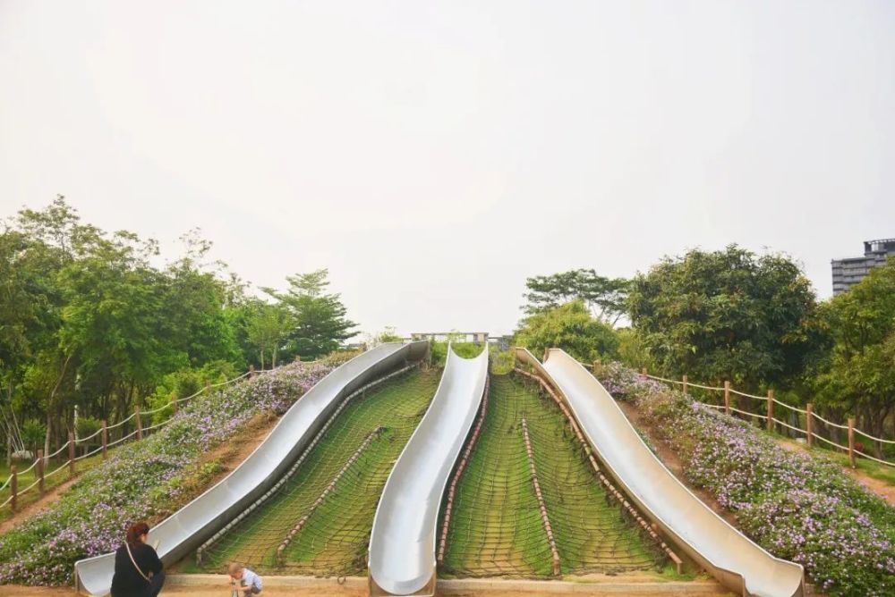 内,你可以选择去到亲子湿地乐园戏水池,这里有莫比乌斯楼梯,有滑滑梯