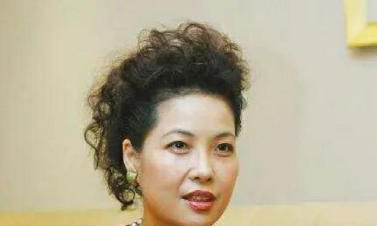 82岁李双江携娇妻聚餐,55岁梦鸽饭桌开心