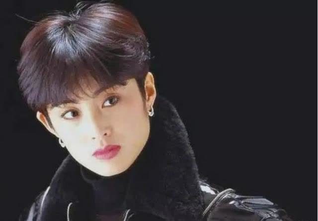 年轻时候的张敏英姿飒爽,美而不妖,美得十分有特色的她一眼就让向华胜