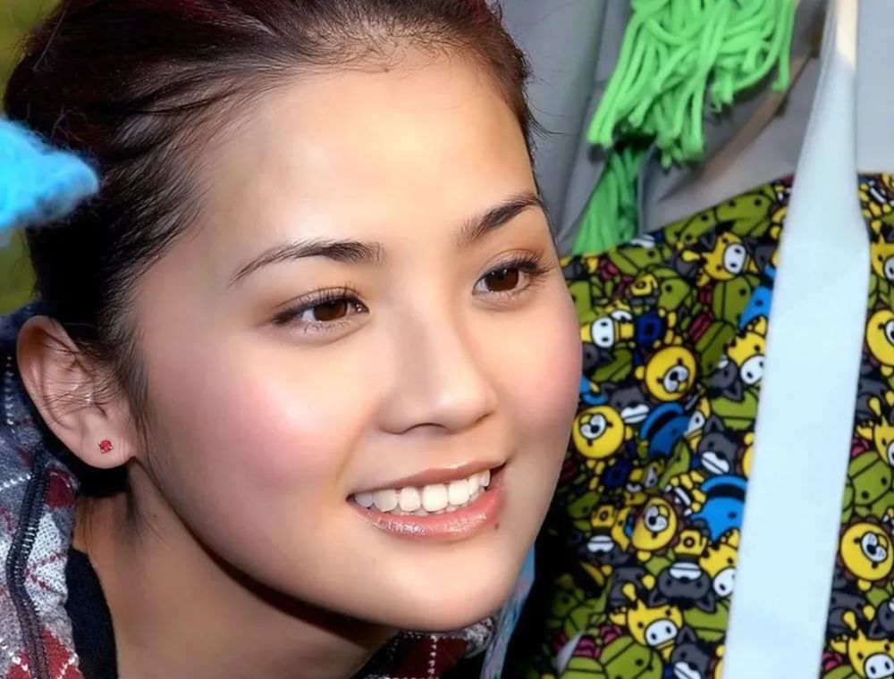 她的脸从年轻时就不是那种没颧骨的,只是颧骨没那么高,所以正面看上去