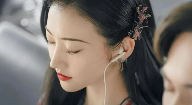 天生自带惊吓眼的女演员演起恐怖片真吓人