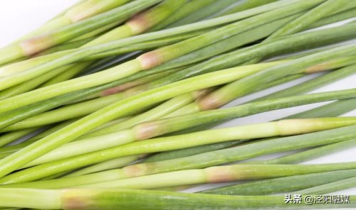 红头蒜苔:主要是为了收获大蒜而种植的,比绿头蒜苔要细和小,价钱要比